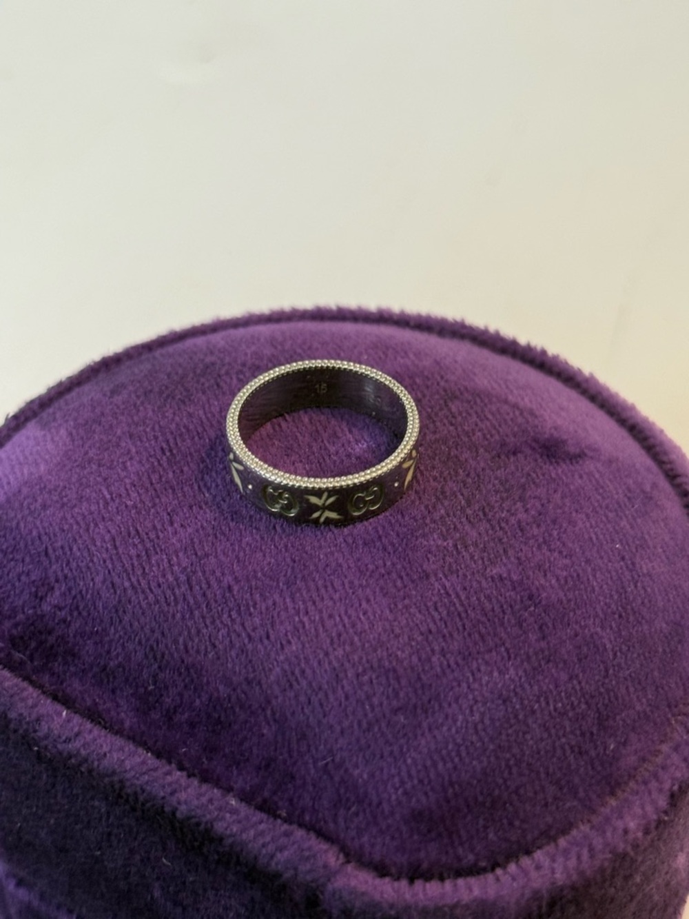 Gucci Silver white Gold Engraved Logo Band ring with Purple Velvet Box - Picture 5 of 9